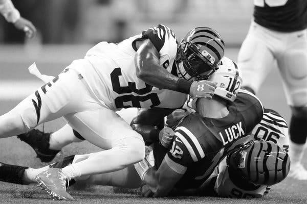 Football Nfl Player Tackling (10)